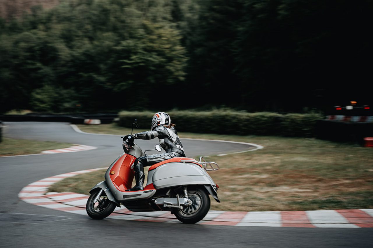 Modell 54i:gnite auf der Rennstrecke